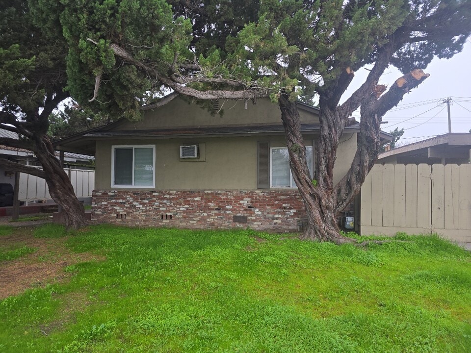 904 Middlecoff Ave in Modesto, CA - Building Photo