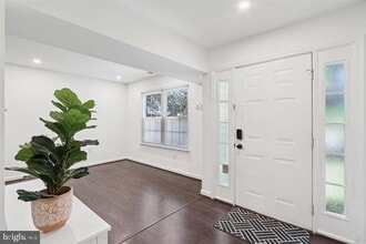6110 Hoskins Hollow Cir in Centreville, VA - Foto de edificio - Building Photo