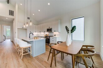 6121 Pacific Frst Dr in Houston, TX - Building Photo - Building Photo