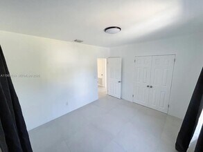 601 De Leon Dr in Miami Springs, FL - Foto de edificio - Building Photo