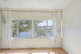 8130 Sunrise Lakes Blvd in Sunrise, FL - Building Photo - Building Photo