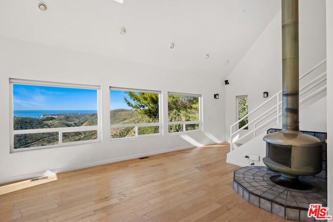 3058 Sequit Dr in Malibu, CA - Building Photo - Building Photo