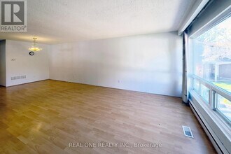 27 Tuscarora Dr in Toronto, ON - Building Photo - Building Photo
