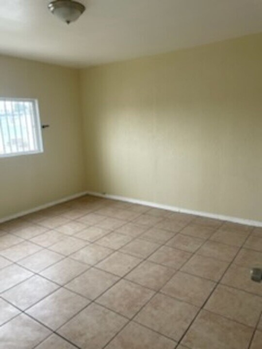 1320 E 75th St in Los Angeles, CA - Building Photo