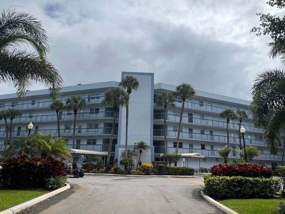 6400 NW 2nd Ave, Unit 323 in Boca Raton, FL - Building Photo