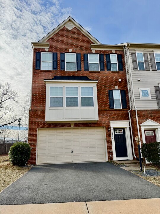 45903 Peach Oak Terrace in Sterling, VA - Foto de edificio