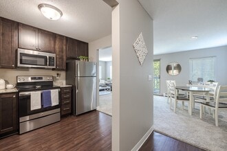 Royal Oaks Apartments in Eagan, MN - Foto de edificio - Building Photo
