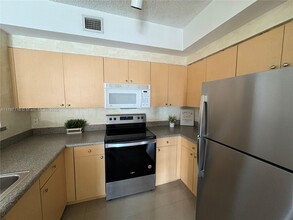 8030 N Nob Hill Rd in Tamarac, FL - Foto de edificio - Building Photo