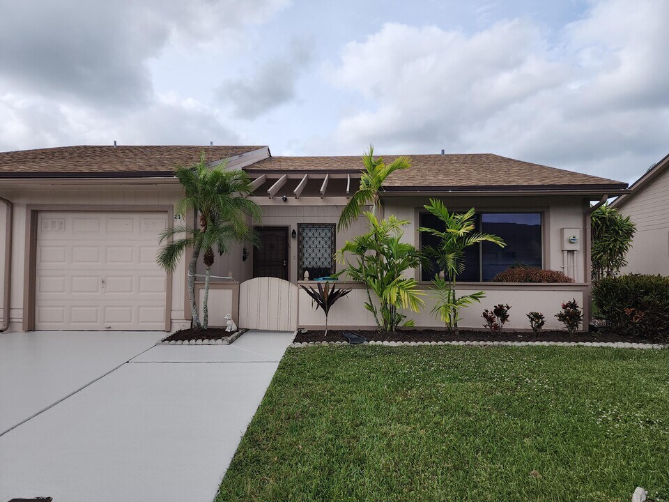 21 Winchmore Ln in Boynton Beach, FL - Building Photo