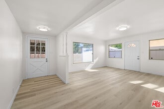 20464 Elkwood St in Los Angeles, CA - Building Photo - Building Photo