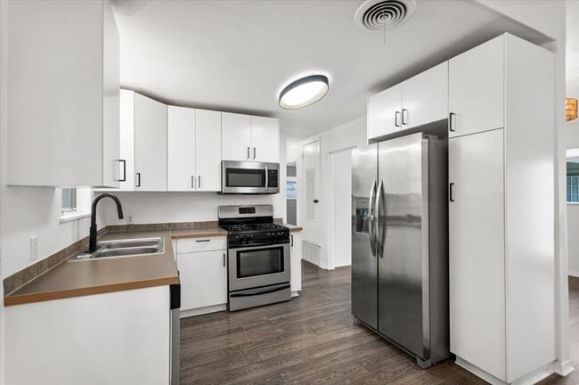 property at 1717 Bluebonnet Ln