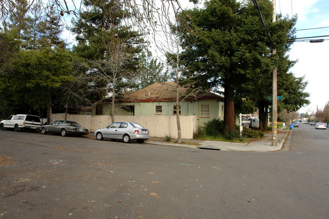 403 Earle St in Santa Rosa, CA - Building Photo - Building Photo