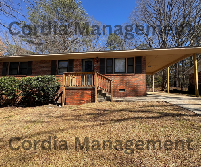 3329 Eisenhower Cir SE in Atlanta, GA - Building Photo