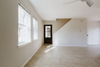 1402 Fairfield Dr, Unit B in Austin, TX - Building Photo - Building Photo