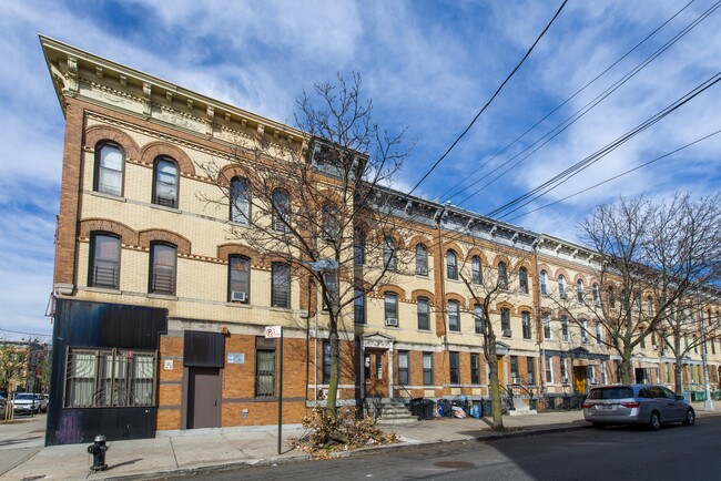 18-53 Madison St in Ridgewood, NY - Foto de edificio - Building Photo