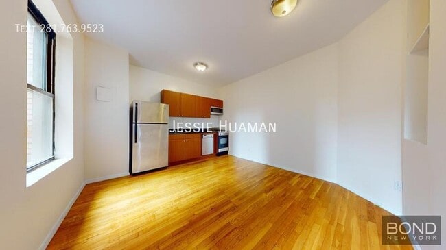 201-205-205 W 11th St in New York, NY - Foto de edificio - Building Photo