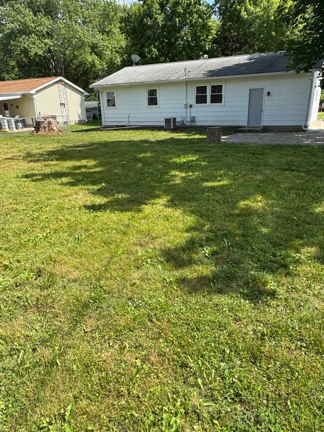 608 Meadow Lane St in Le Roy, IL - Building Photo - Building Photo