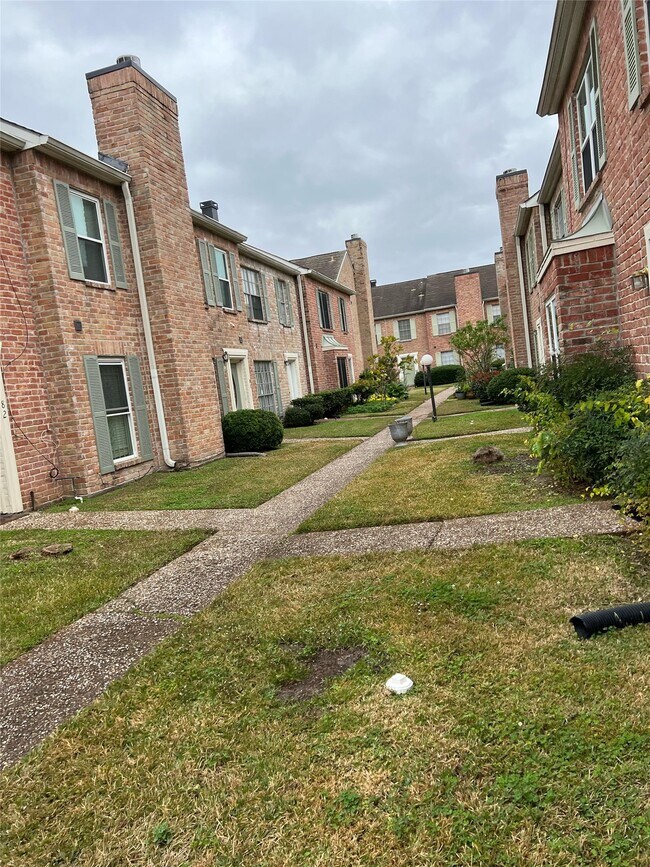 84 W Park West Dr in Houston, TX - Building Photo - Building Photo