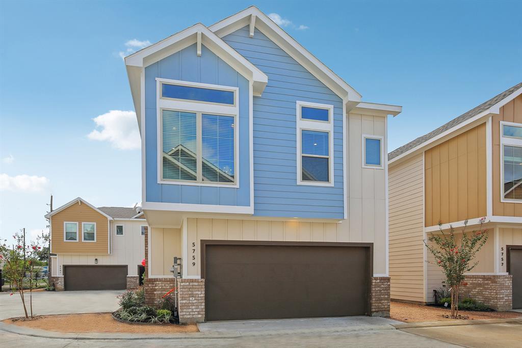5749 Spring Stuebner Rd in Spring, TX - Foto de edificio