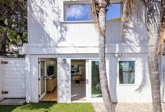 21563 Pacific Coast Hwy in Malibu, CA - Building Photo - Building Photo