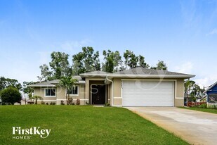 8287 Robin Rd in Ft. Myers, FL - Building Photo