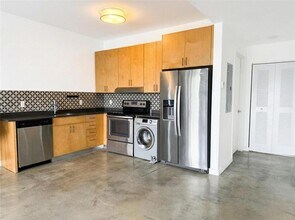 765 NW 1st St, Unit 301 in Miami, FL - Building Photo - Building Photo