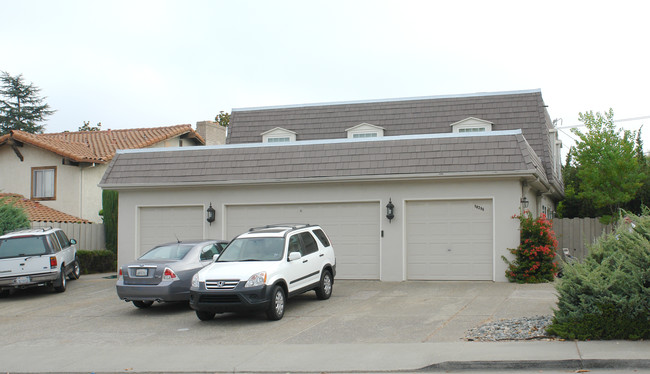 10296 Alpine Dr in Cupertino, CA - Building Photo - Building Photo