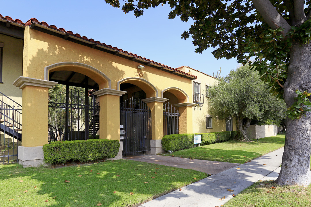 Casa Madrid Apartments in Lakewood, CA - Building Photo