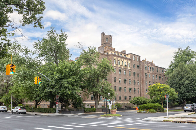 160 Middle Neck Rd in Great Neck, NY - Foto de edificio - Building Photo