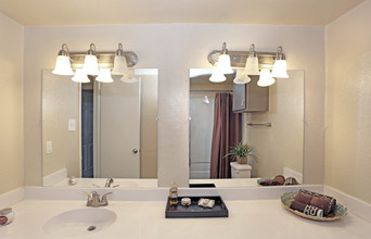 Williamsburg Apartments in Grand Prairie, TX - Building Photo - Interior Photo
