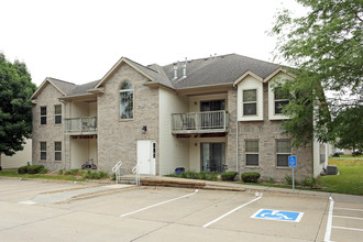 Green Meadow Apartments in North Liberty, IA - Foto de edificio - Building Photo