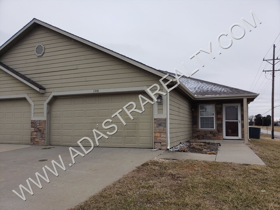 100 W 5th St in Edgerton, KS - Foto de edificio