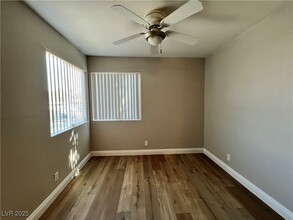 1854 N Decatur Blvd in Las Vegas, NV - Foto de edificio - Building Photo