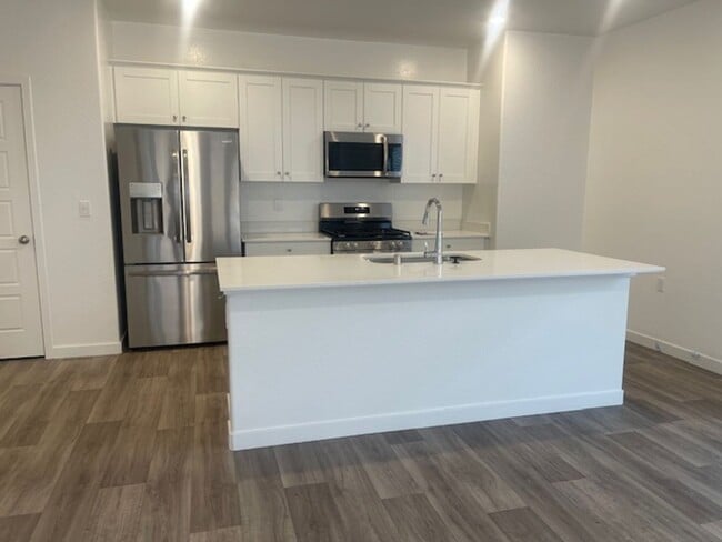 1113 Arroyo Way in Madera, CA - Building Photo - Building Photo