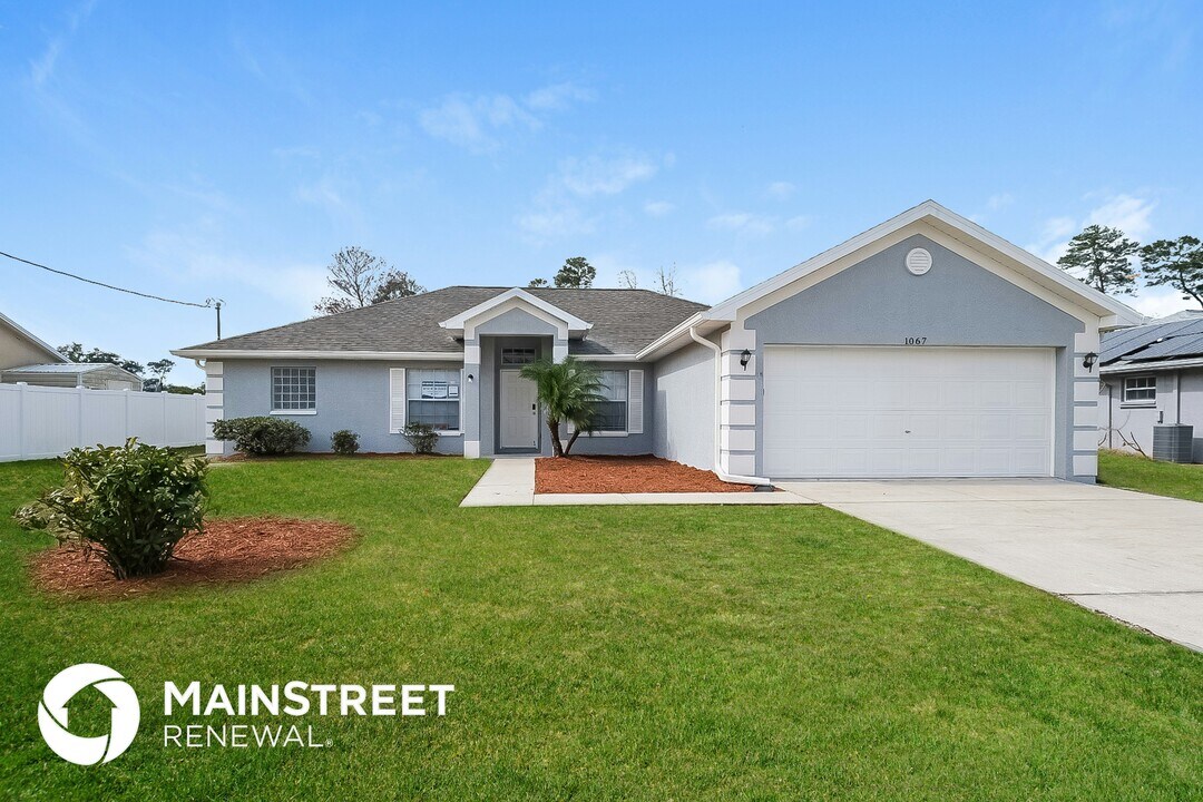 1067 Aladdin Rd in Spring Hill, FL - Building Photo