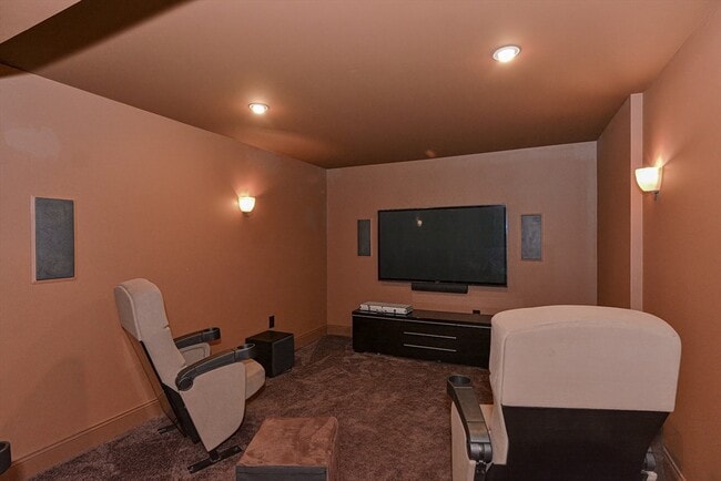 33 Anderson Way in Walpole, MA - Building Photo - Building Photo