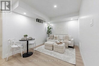 9 Glenvalley Dr in Toronto, ON - Building Photo - Building Photo