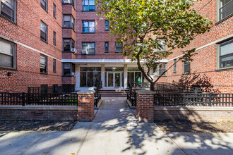 10923 71st Rd in Forest Hills, NY - Foto de edificio - Building Photo