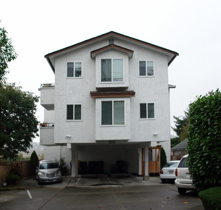 Charming Top Floor Condo For Rent in Seattle, WA - Building Photo