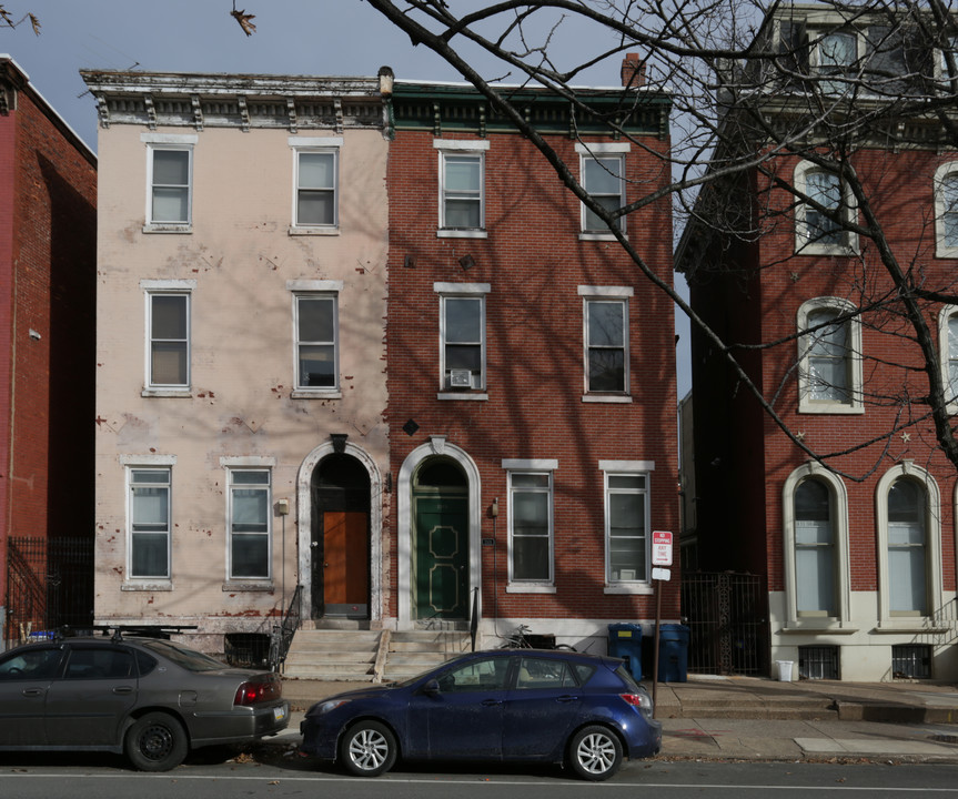 2105 Spring Garden St in Philadelphia, PA - Foto de edificio