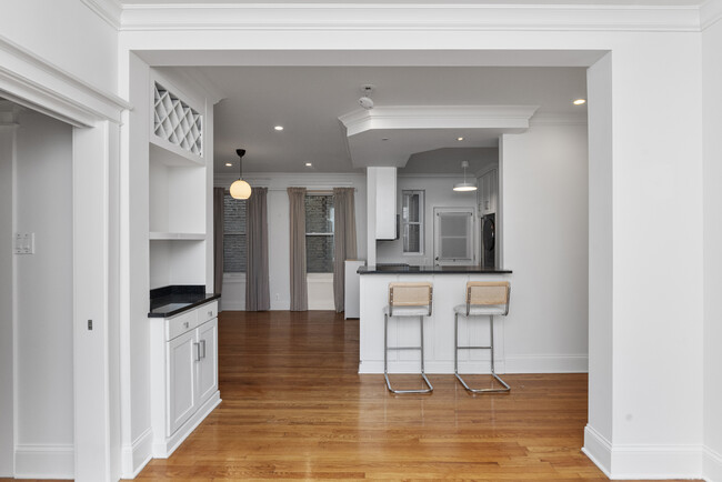 2743 N Hampden Ct in Chicago, IL - Building Photo - Building Photo