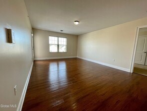 60 Weibel Ave in Saratoga Springs, NY - Foto de edificio - Building Photo