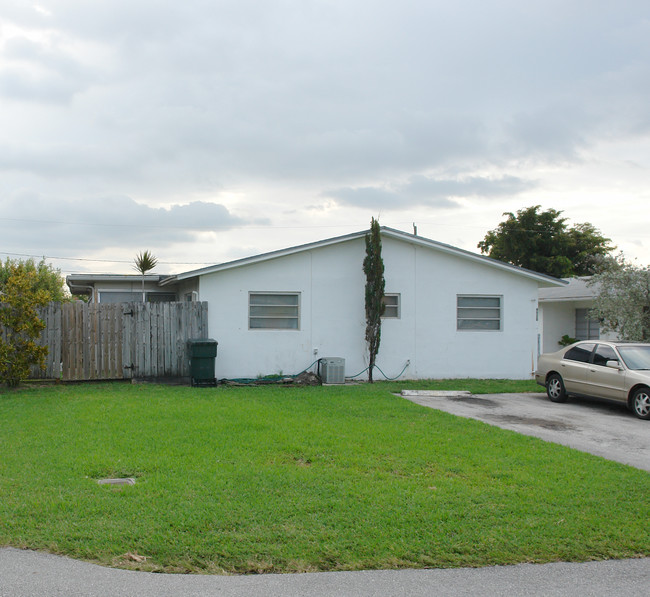 4520-4530 SW 43rd Ter in Fort Lauderdale, FL - Building Photo - Building Photo