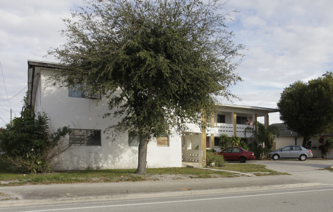 1570 N Dixie Hwy in Boca Raton, FL - Foto de edificio - Building Photo