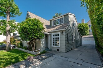 10624 Bloomfield St in Los Angeles, CA - Building Photo - Building Photo