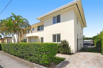 2445 SW 10th St in Miami, FL - Building Photo - Building Photo