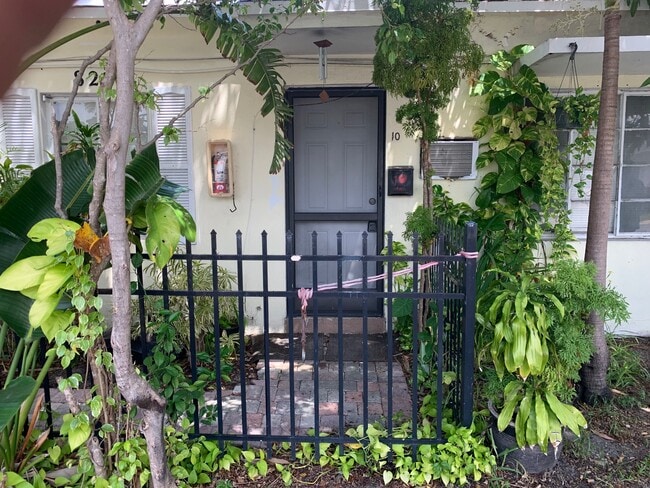 825 N 19th Ave Hollywood, FL 33020-3596 in Hollywood, FL - Building Photo - Building Photo
