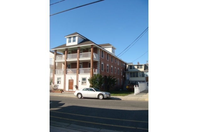 144 E Roberts Ave in Wildwood, NJ - Building Photo