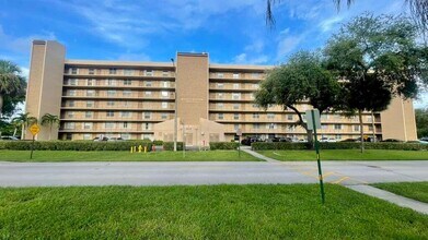 4570 NW 18th Ave in Pompano Beach, FL - Building Photo - Building Photo