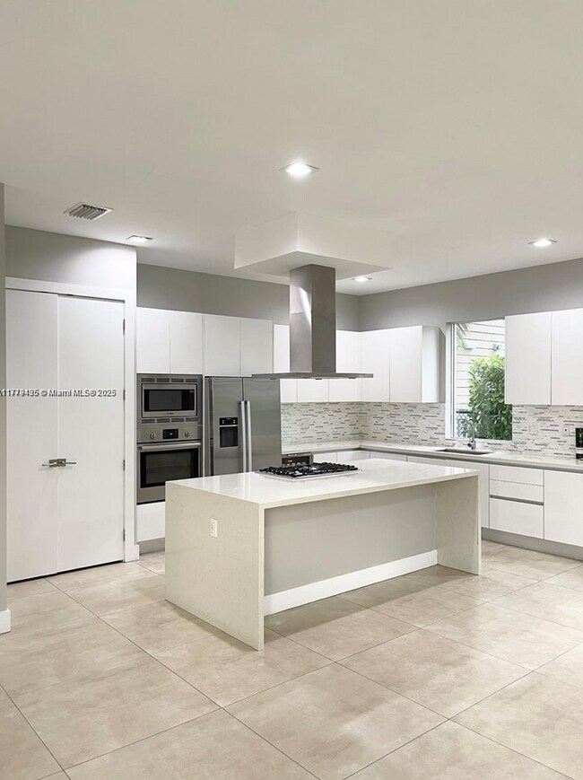 10061 NW 75th St in Doral, FL - Building Photo - Building Photo